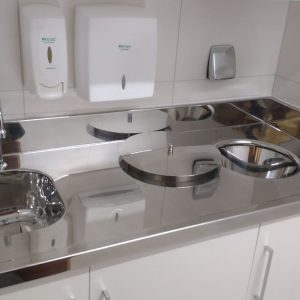 Bancada hospitalar com expurgo.